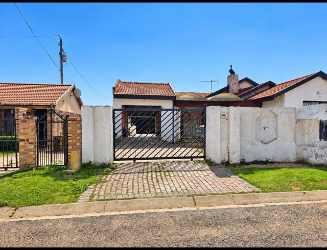 3 BEDROOM HOUSE FOR SALE IN SEBOKENG ZONE 10